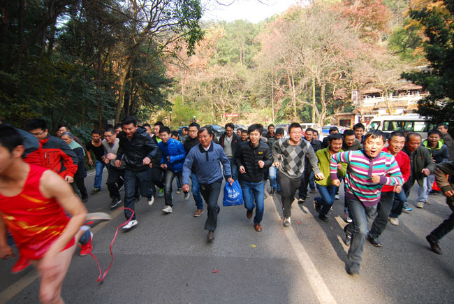 集團公司在岳麓山上舉行冬季登山比賽