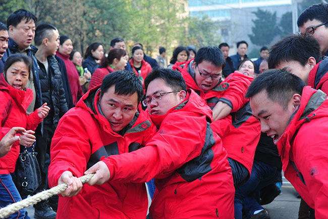 集團(tuán)公司拔河迎新年